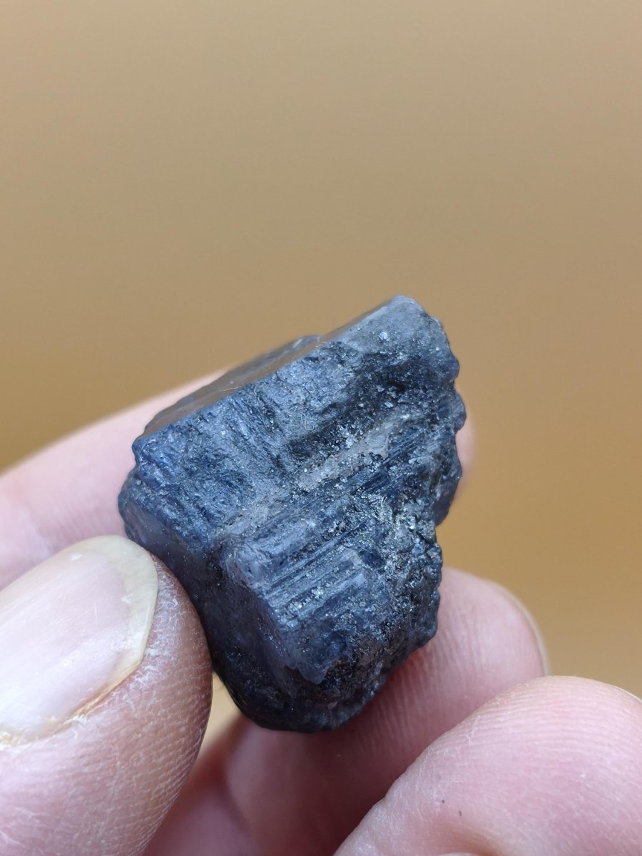 Roher Tansanit Kristall – Blaugrau mit silbrigem Schimmer – Tansania – Naturbelassenes Sammlerstück Unikat Kristall Stufe Edelstein Rarität - Art of Nature Berlin