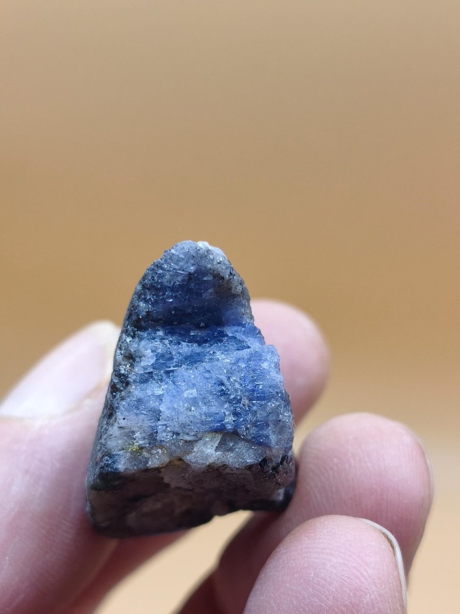 Roher Tansanit Kristall – Blaugrau mit silbrigem Schimmer – Tansania – Naturbelassenes Sammlerstück Unikat Kristall Stufe Edelstein Rarität - Art of Nature Berlin