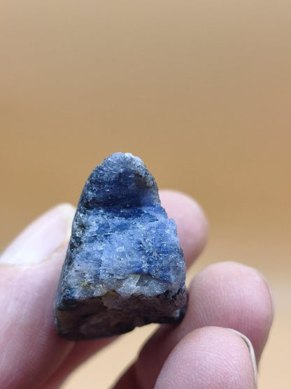 Roher Tansanit Kristall – Blaugrau mit silbrigem Schimmer – Tansania – Naturbelassenes Sammlerstück Unikat Kristall Stufe Edelstein Rarität - Art of Nature Berlin