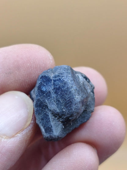 Roher Tansanit Kristall – Blaugrau mit silbrigem Schimmer – Tansania – Naturbelassenes Sammlerstück Unikat Kristall Stufe Edelstein Rarität - Art of Nature Berlin