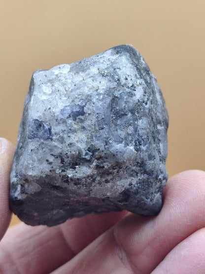 Roher Tansanit Kristall – Blaugrau mit silbrigem Schimmer – Tansania – Naturbelassenes Sammlerstück Unikat Kristall Stufe Edelstein Rarität - Art of Nature Berlin
