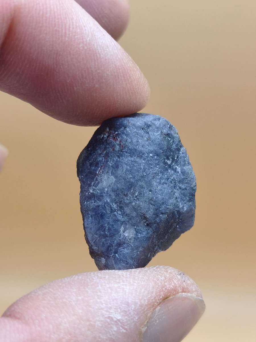 Roher Tansanit Kristall – Blaugrau mit silbrigem Schimmer – Tansania – Naturbelassenes Sammlerstück Unikat Kristall Stufe Edelstein Rarität - Art of Nature Berlin