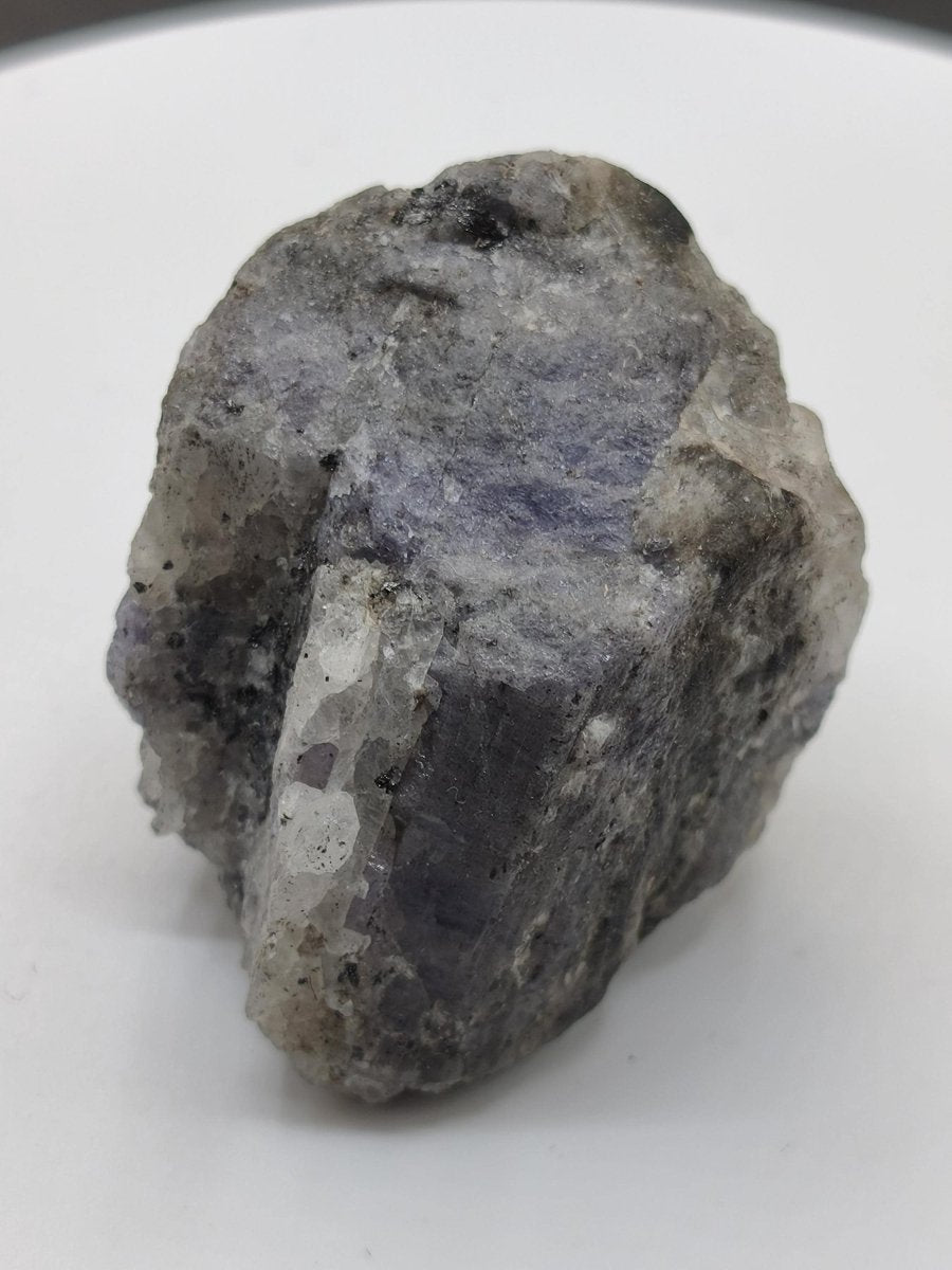 Roher Tansanit Kristall – Blaugrau mit silbrigem Schimmer – Tansania – Naturbelassenes Sammlerstück Unikat Kristall Stufe Edelstein Rarität - Art of Nature Berlin