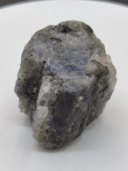 Roher Tansanit Kristall – Blaugrau mit silbrigem Schimmer – Tansania – Naturbelassenes Sammlerstück Unikat Kristall Stufe Edelstein Rarität - Art of Nature Berlin