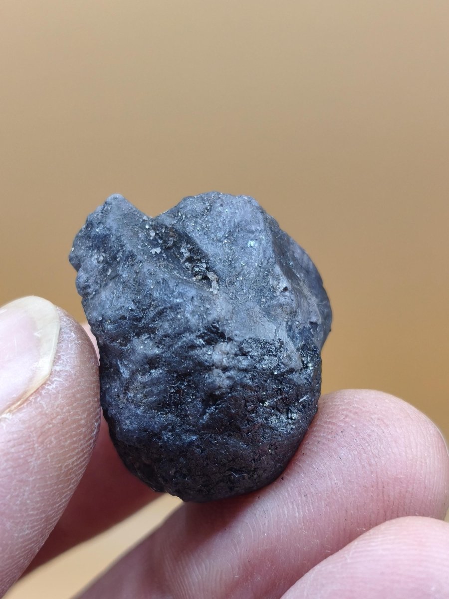 Roher Tansanit Kristall – Blaugrau mit silbrigem Schimmer – Tansania – Naturbelassenes Sammlerstück Unikat Kristall Stufe Edelstein Rarität - Art of Nature Berlin