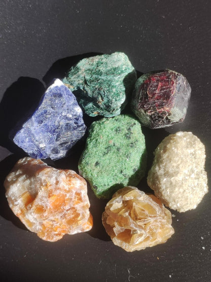 Rohstein Mix SET Wassersteine bunt Roh Selten Edelsteine Wasserstein Edelsteinwasser Heilstein Geschenk Heilsteine Energie Chakra Qualität - Art of Nature Berlin