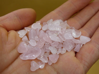 Rosenquarz Kies Trommelsteine Dekosteine Aufladen Edelsteine Wasserstein Edelsteinwasser Chakra Heilstein Energiewasser rosa - Art of Nature Berlin