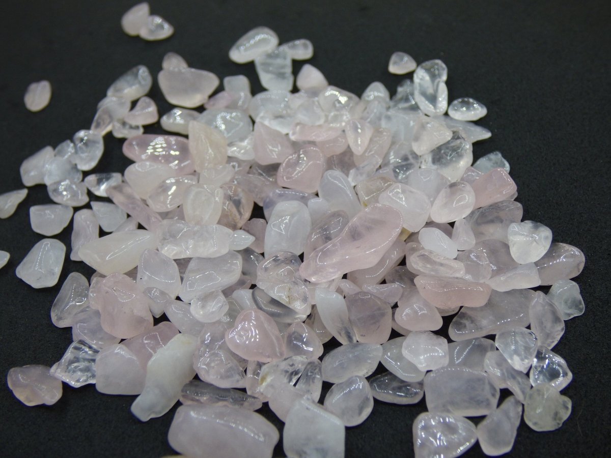 Rosenquarz Kies Trommelsteine Dekosteine Aufladen Edelsteine Wasserstein Edelsteinwasser Chakra Heilstein Energiewasser rosa - Art of Nature Berlin