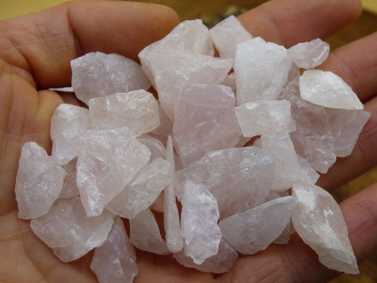 Rosenquarz Roh Splitter zum Auf+Entladen von Edelsteinen & Wasserstein für Trinkwasser ~ Edelsteinwasser ~Chakra ~Heilstein ~Energiewasser - Art of Nature Berlin