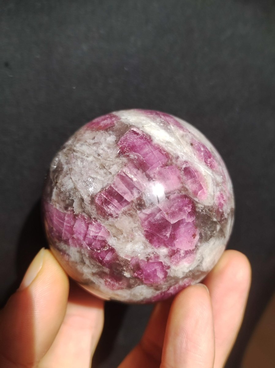 Rubellit / Pink Turmalin A - Edelstein Kugel Deko Sphere Massage Kristall Meditation Heilstein Frau Mann Geschenk Er Sie Haus Energie - Art of Nature Berlin