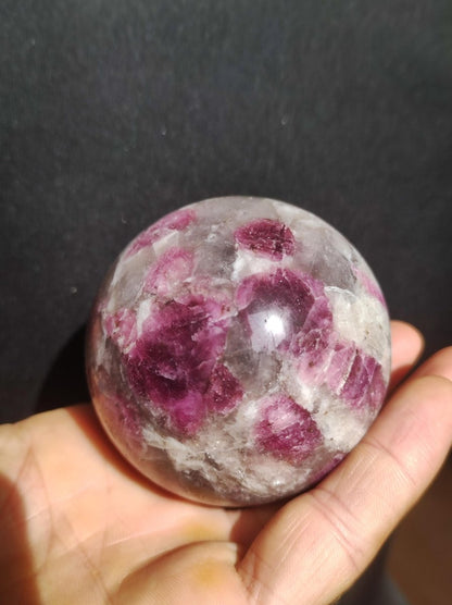 Rubellit / Pink Turmalin A - Edelstein Kugel Deko Sphere Massage Kristall Meditation Heilstein Frau Mann Geschenk Er Sie Haus Energie - Art of Nature Berlin