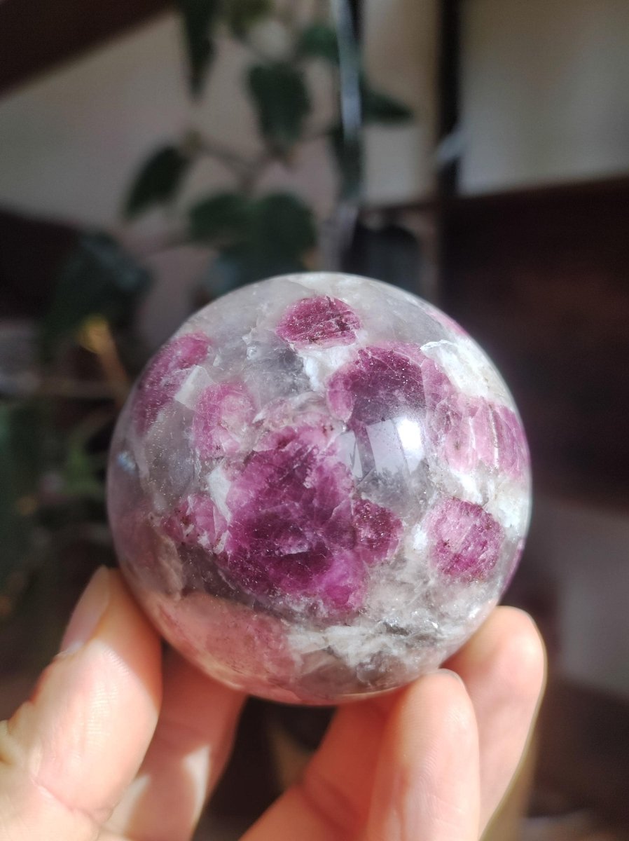 Rubellit / Pink Turmalin A - Edelstein Kugel Deko Sphere Massage Kristall Meditation Heilstein Frau Mann Geschenk Er Sie Haus Energie - Art of Nature Berlin