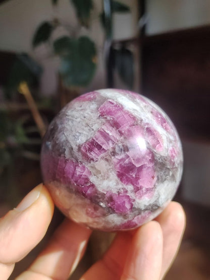 Rubellit / Pink Turmalin A - Edelstein Kugel Deko Sphere Massage Kristall Meditation Heilstein Frau Mann Geschenk Er Sie Haus Energie - Art of Nature Berlin