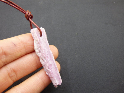 Rubellit Pinker / Rosa Turmalin roh ~ Edelstein Kette Heilstein Natur Heilstein Anhänger Mann Frau Mutter Tochter Bruder Schwester Geschenk - Art of Nature Berlin