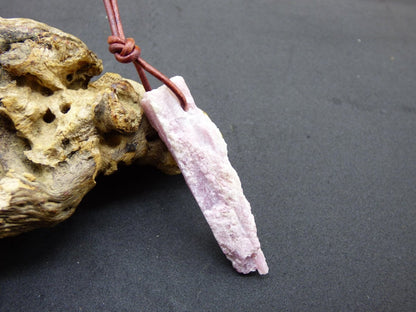 Rubellit Pinker / Rosa Turmalin roh ~ Edelstein Kette Heilstein Natur Heilstein Anhänger Mann Frau Mutter Tochter Bruder Schwester Geschenk - Art of Nature Berlin