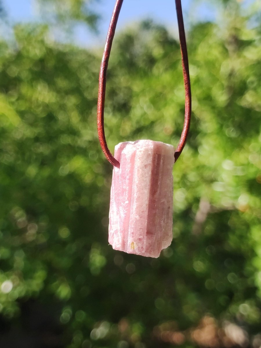 Rubellit Pinker / Rosa Turmalin roh ~ Edelstein Kette Heilstein Natur Heilstein Anhänger Mann Frau Mutter Tochter Bruder Schwester Geschenk - Art of Nature Berlin