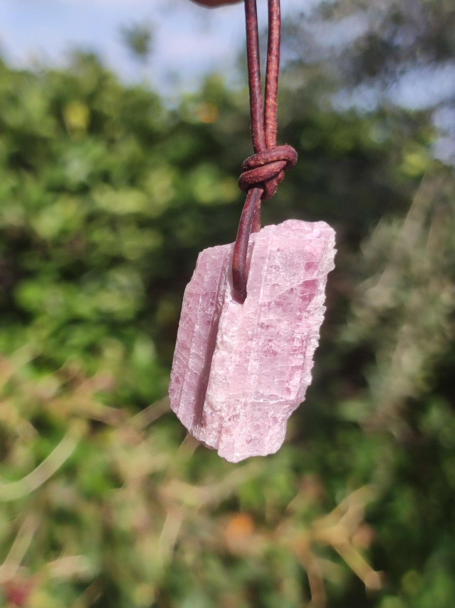 Rubellit Pinker / Rosa Turmalin roh ~ Edelstein Kette Heilstein Natur Heilstein Anhänger Mann Frau Mutter Tochter Bruder Schwester Geschenk - Art of Nature Berlin