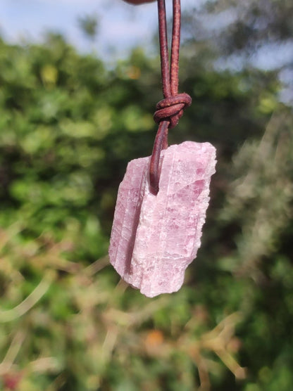 Rubellit Pinker / Rosa Turmalin roh ~ Edelstein Kette Heilstein Natur Heilstein Anhänger Mann Frau Mutter Tochter Bruder Schwester Geschenk - Art of Nature Berlin