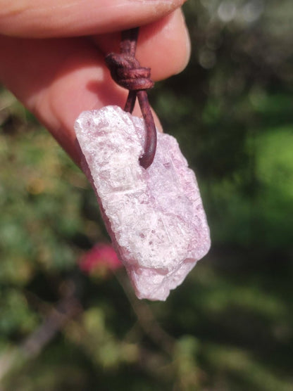 Rubellit Pinker / Rosa Turmalin roh ~ Edelstein Kette Heilstein Natur Heilstein Anhänger Mann Frau Mutter Tochter Bruder Schwester Geschenk - Art of Nature Berlin