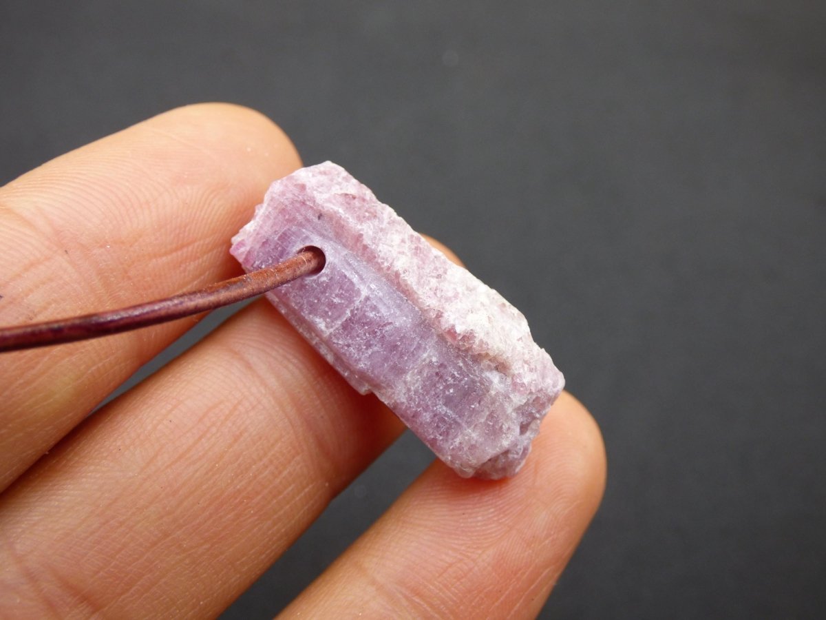Rubellit Pinker / Rosa Turmalin roh ~ Edelstein Kette Heilstein Natur Heilstein Anhänger Mann Frau Mutter Tochter Bruder Schwester Geschenk - Art of Nature Berlin