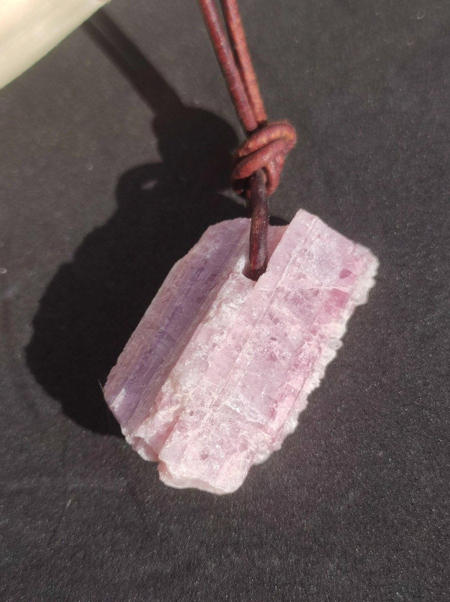 Rubellit Pinker / Rosa Turmalin roh ~ Edelstein Kette Heilstein Natur Heilstein Anhänger Mann Frau Mutter Tochter Bruder Schwester Geschenk - Art of Nature Berlin