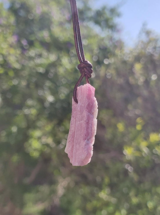 Rubellit Pinker / Rosa Turmalin roh ~ Edelstein Kette Heilstein Natur Heilstein Anhänger Mann Frau Mutter Tochter Bruder Schwester Geschenk - Art of Nature Berlin