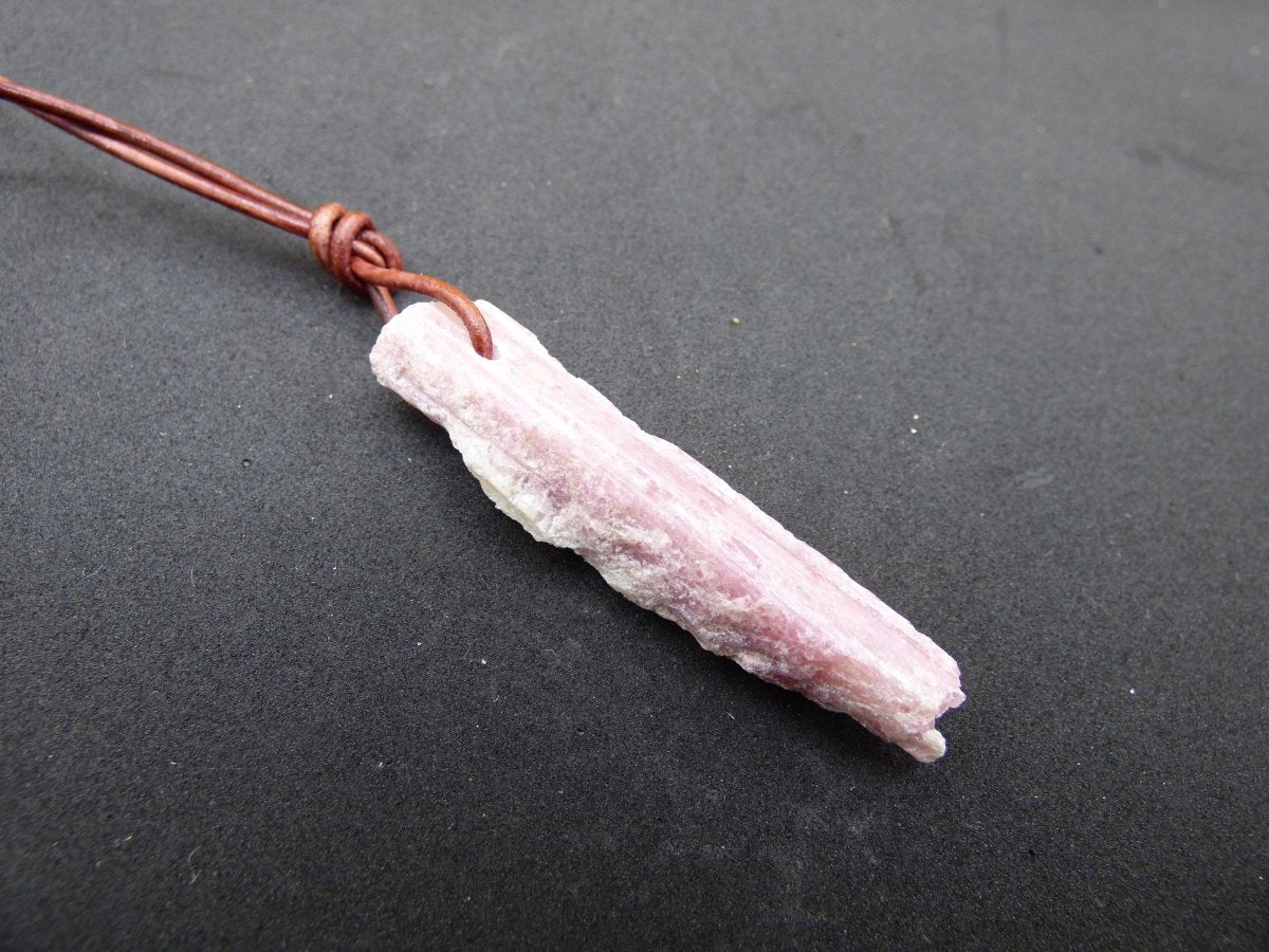 Rubellit Pinker / Rosa Turmalin roh ~ Edelstein Kette Heilstein Natur Heilstein Anhänger Mann Frau Mutter Tochter Bruder Schwester Geschenk - Art of Nature Berlin