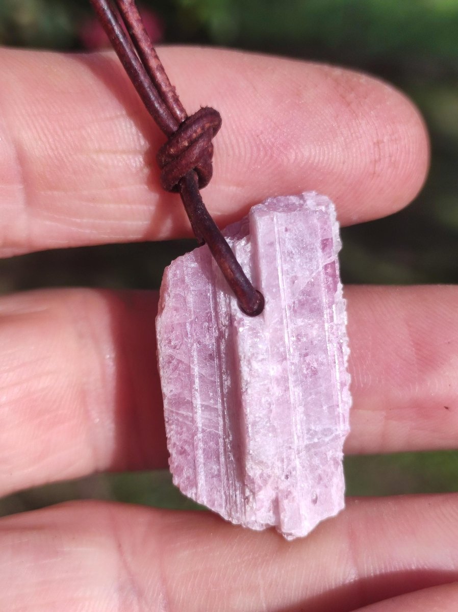 Rubellit Pinker / Rosa Turmalin roh ~ Edelstein Kette Heilstein Natur Heilstein Anhänger Mann Frau Mutter Tochter Bruder Schwester Geschenk - Art of Nature Berlin