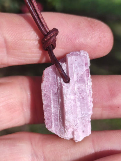 Rubellit Pinker / Rosa Turmalin roh ~ Edelstein Kette Heilstein Natur Heilstein Anhänger Mann Frau Mutter Tochter Bruder Schwester Geschenk - Art of Nature Berlin