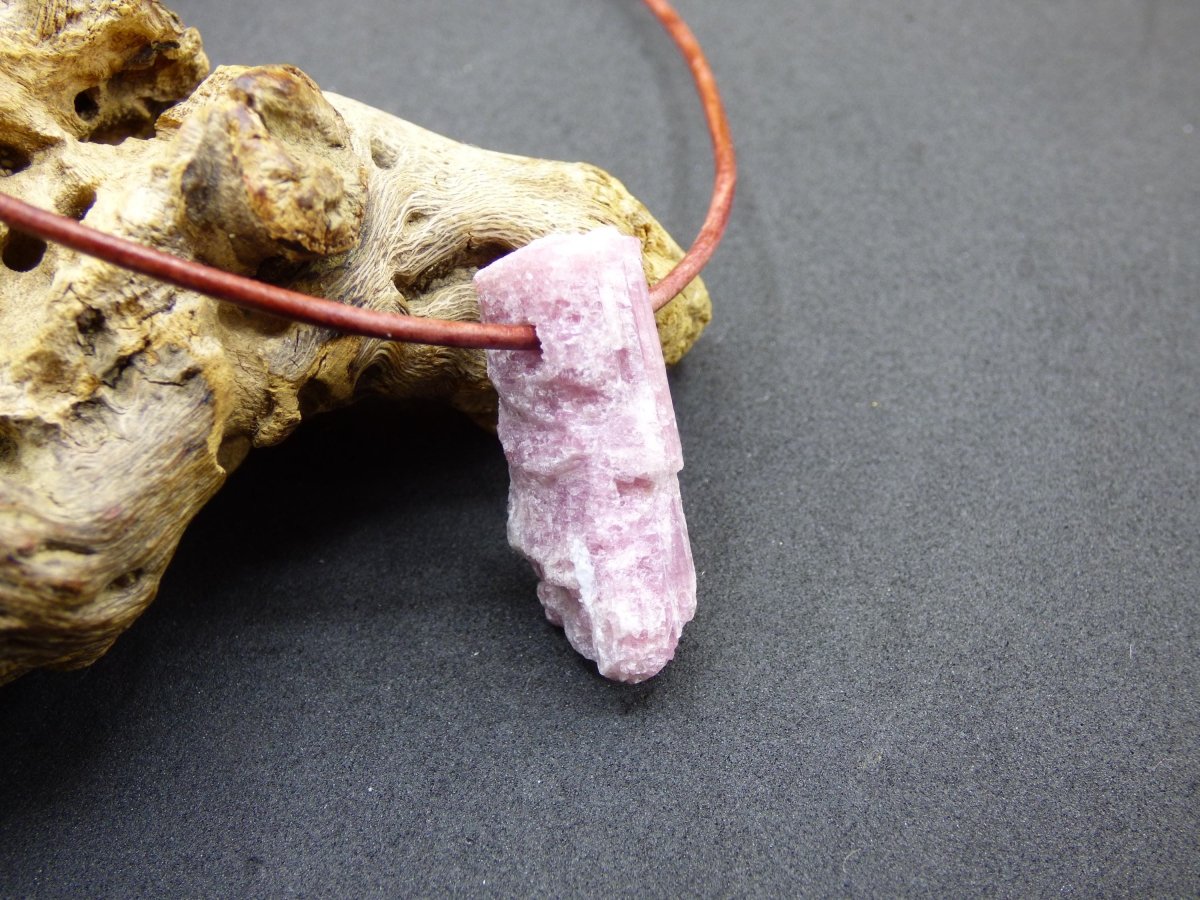 Rubellit Pinker / Rosa Turmalin roh ~ Edelstein Kette Heilstein Natur Heilstein Anhänger Mann Frau Mutter Tochter Bruder Schwester Geschenk - Art of Nature Berlin
