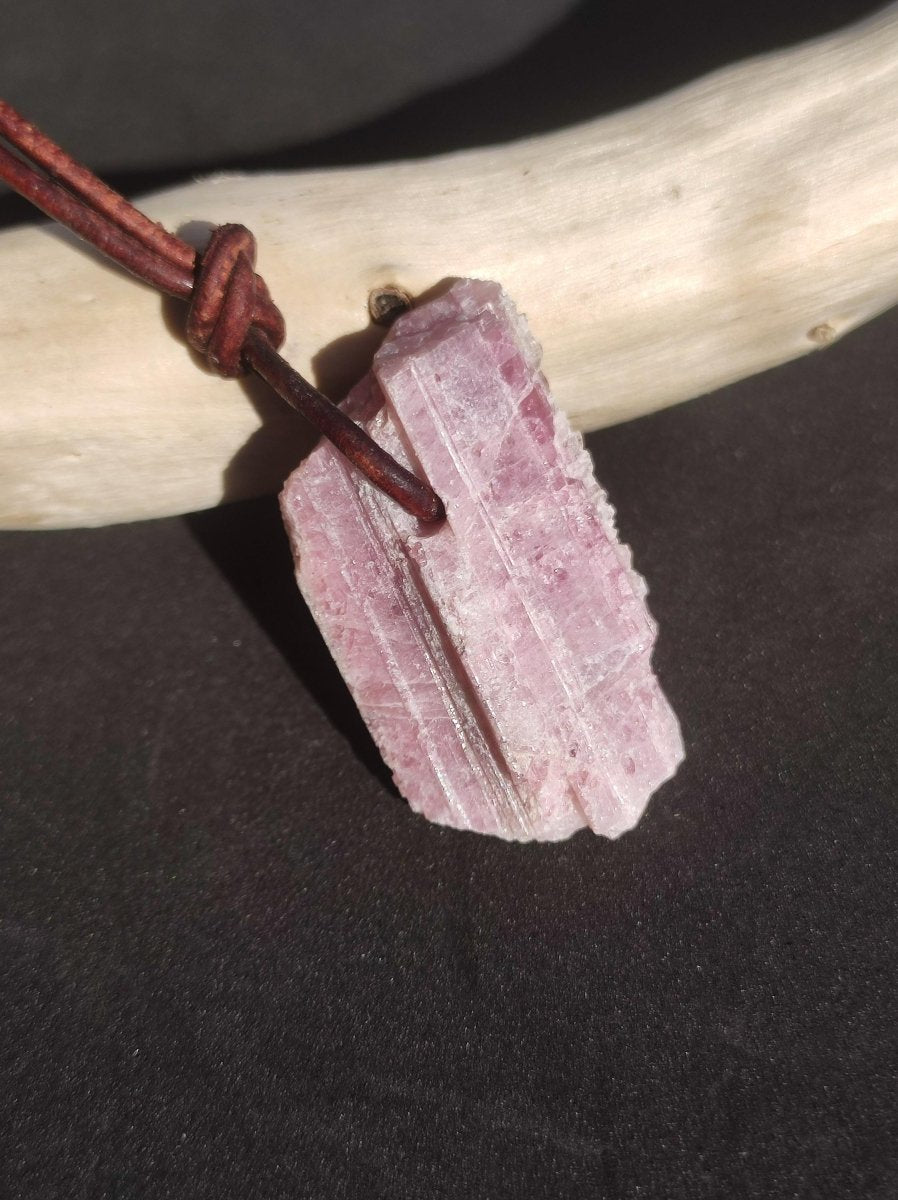 Rubellit Pinker / Rosa Turmalin roh ~ Edelstein Kette Heilstein Natur Heilstein Anhänger Mann Frau Mutter Tochter Bruder Schwester Geschenk - Art of Nature Berlin