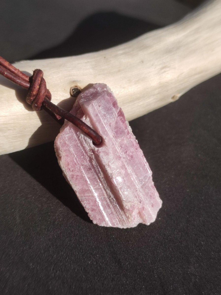 Rubellit Pinker / Rosa Turmalin roh ~ Edelstein Kette Heilstein Natur Heilstein Anhänger Mann Frau Mutter Tochter Bruder Schwester Geschenk - Art of Nature Berlin