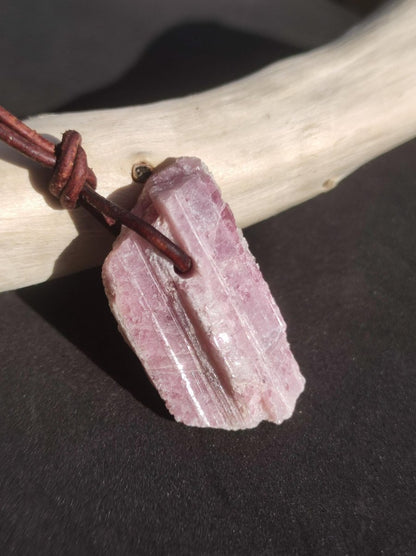 Rubellit Pinker / Rosa Turmalin roh ~ Edelstein Kette Heilstein Natur Heilstein Anhänger Mann Frau Mutter Tochter Bruder Schwester Geschenk - Art of Nature Berlin