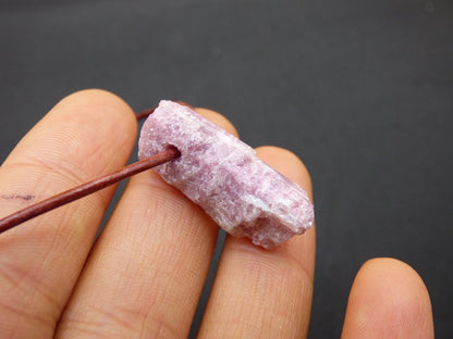 Rubellit Pinker / Rosa Turmalin roh ~ Edelstein Kette Heilstein Natur Heilstein Anhänger Mann Frau Mutter Tochter Bruder Schwester Geschenk - Art of Nature Berlin