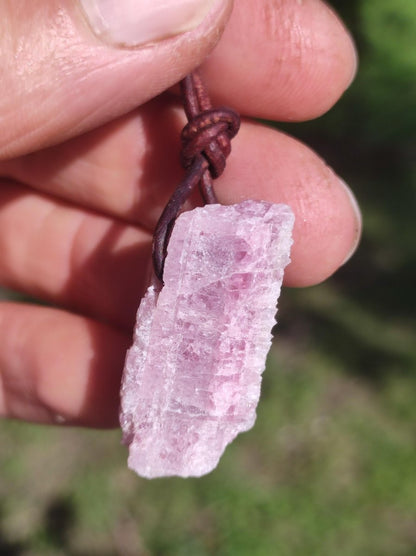 Rubellit Pinker / Rosa Turmalin roh ~ Edelstein Kette Heilstein Natur Heilstein Anhänger Mann Frau Mutter Tochter Bruder Schwester Geschenk - Art of Nature Berlin