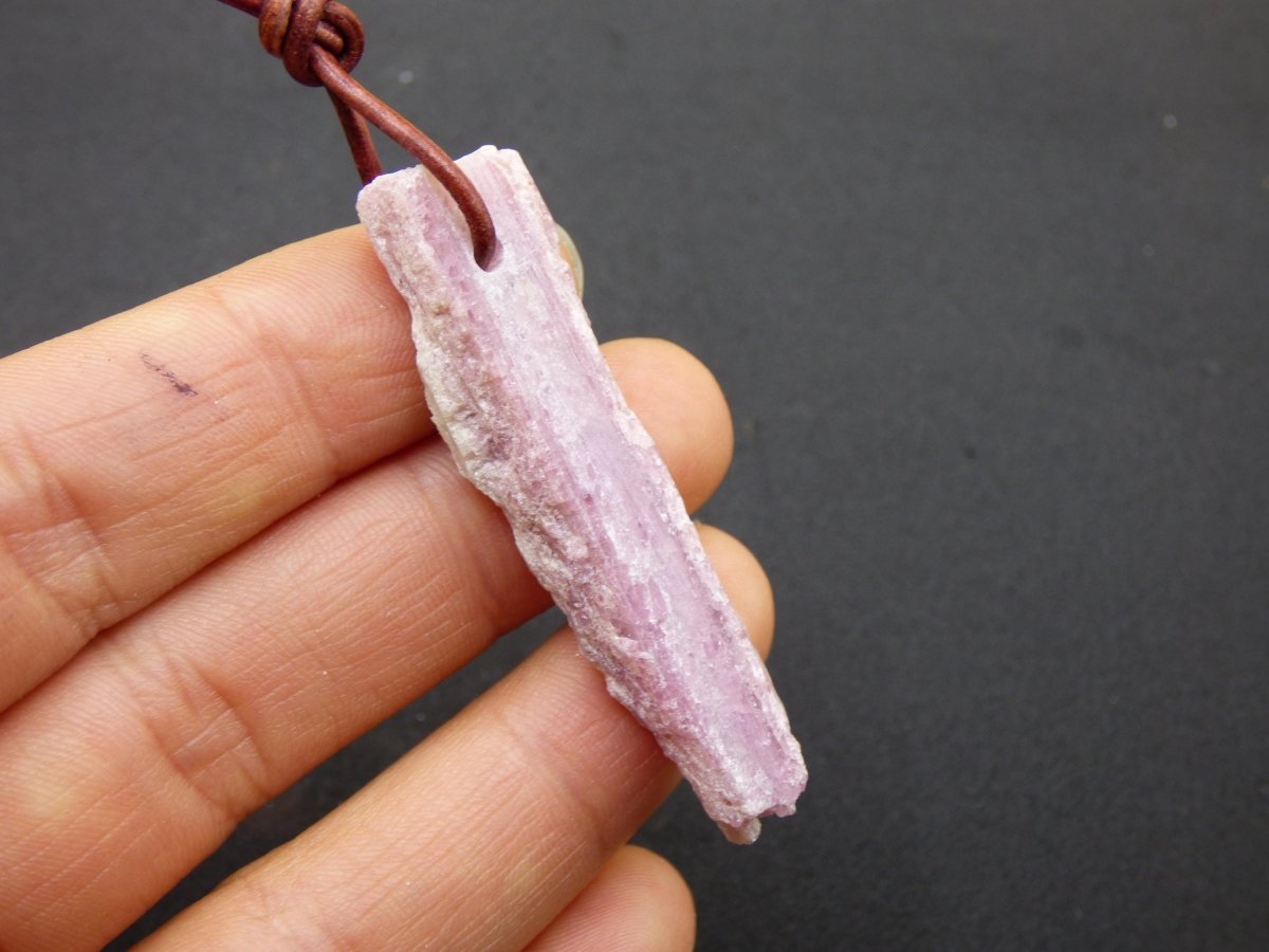 Rubellit Pinker / Rosa Turmalin roh ~ Edelstein Kette Heilstein Natur Heilstein Anhänger Mann Frau Mutter Tochter Bruder Schwester Geschenk - Art of Nature Berlin