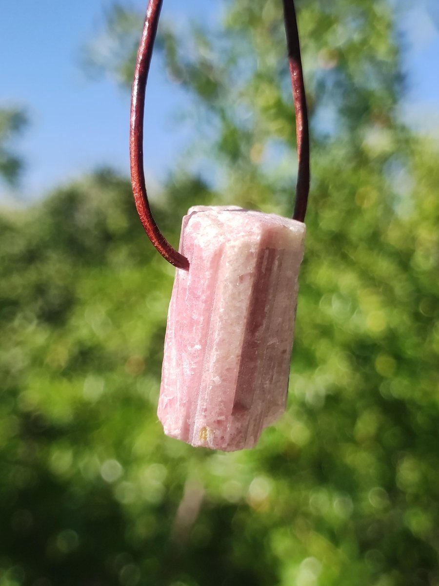 Rubellit Pinker / Rosa Turmalin roh ~ Edelstein Kette Heilstein Natur Heilstein Anhänger Mann Frau Mutter Tochter Bruder Schwester Geschenk - Art of Nature Berlin