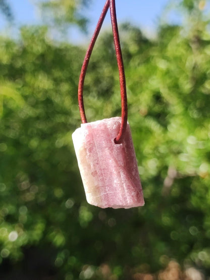 Rubellit Pinker / Rosa Turmalin roh ~ Edelstein Kette Heilstein Natur Heilstein Anhänger Mann Frau Mutter Tochter Bruder Schwester Geschenk - Art of Nature Berlin
