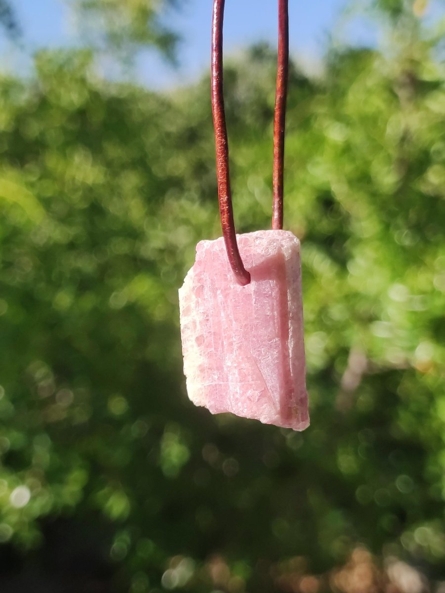 Rubellit Pinker / Rosa Turmalin roh ~ Edelstein Kette Heilstein Natur Heilstein Anhänger Mann Frau Mutter Tochter Bruder Schwester Geschenk - Art of Nature Berlin