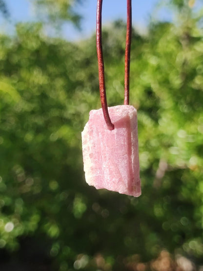 Rubellit Pinker / Rosa Turmalin roh ~ Edelstein Kette Heilstein Natur Heilstein Anhänger Mann Frau Mutter Tochter Bruder Schwester Geschenk - Art of Nature Berlin