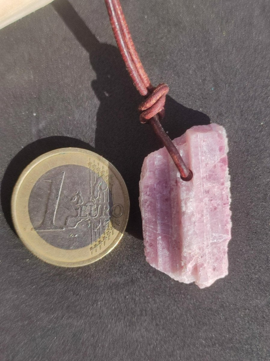 Rubellit Pinker / Rosa Turmalin roh ~ Edelstein Kette Heilstein Natur Heilstein Anhänger Mann Frau Mutter Tochter Bruder Schwester Geschenk - Art of Nature Berlin