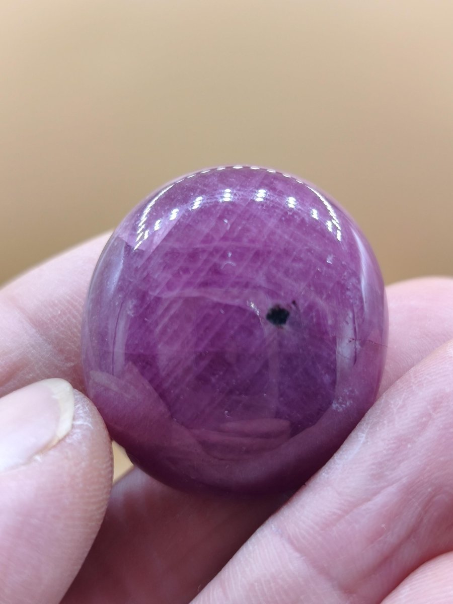 Rubin Cabochon Tansania 100ct | Edelstein purpurrot bis rosa| Unikat Cabochon dick, Handschmeichler Natürlicher rosa Kristall - Art of Nature Berlin