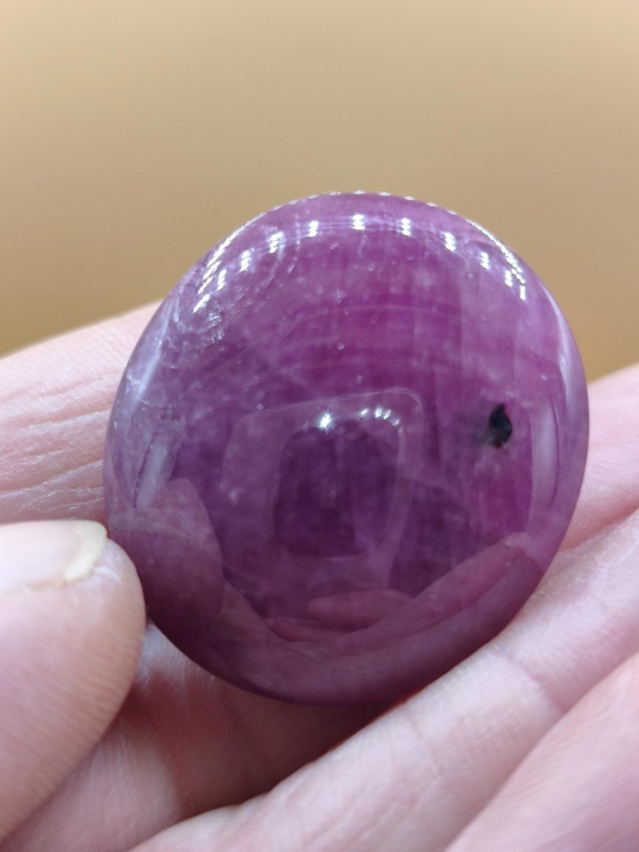 Rubin Cabochon Tansania 100ct | Edelstein purpurrot bis rosa| Unikat Cabochon dick, Handschmeichler Natürlicher rosa Kristall - Art of Nature Berlin
