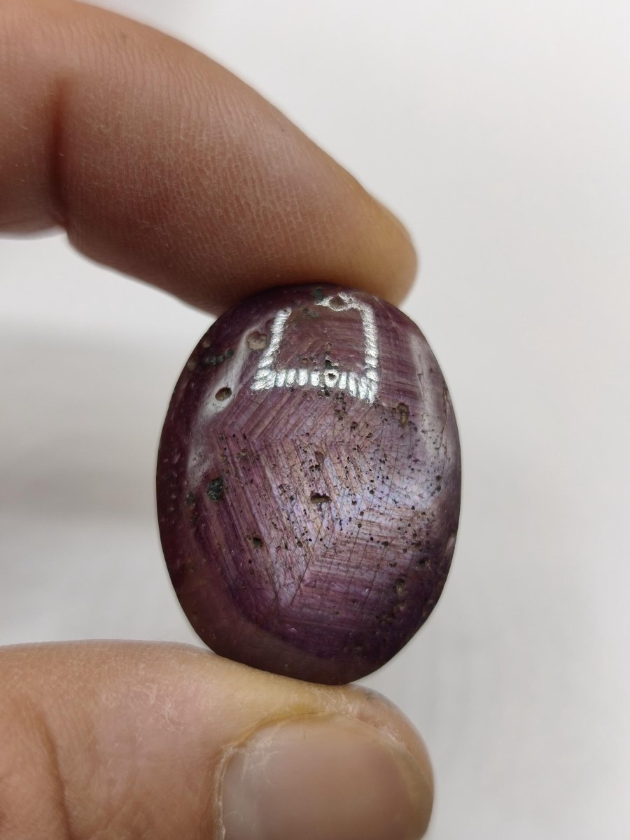 Rubin Cabochon Tansania 78ct | Violettroter Edelstein mit seidigem Schimmer Unikat Cabochon dick, Handschmeichler Natürlicher rosa Kristall - Art of Nature Berlin