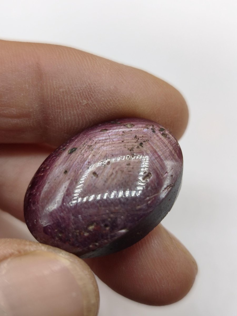 Rubin Cabochon Tansania 78ct | Violettroter Edelstein mit seidigem Schimmer Unikat Cabochon dick, Handschmeichler Natürlicher rosa Kristall - Art of Nature Berlin