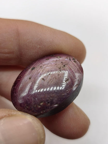 Rubin Cabochon Tansania 78ct | Violettroter Edelstein mit seidigem Schimmer Unikat Cabochon dick, Handschmeichler Natürlicher rosa Kristall - Art of Nature Berlin