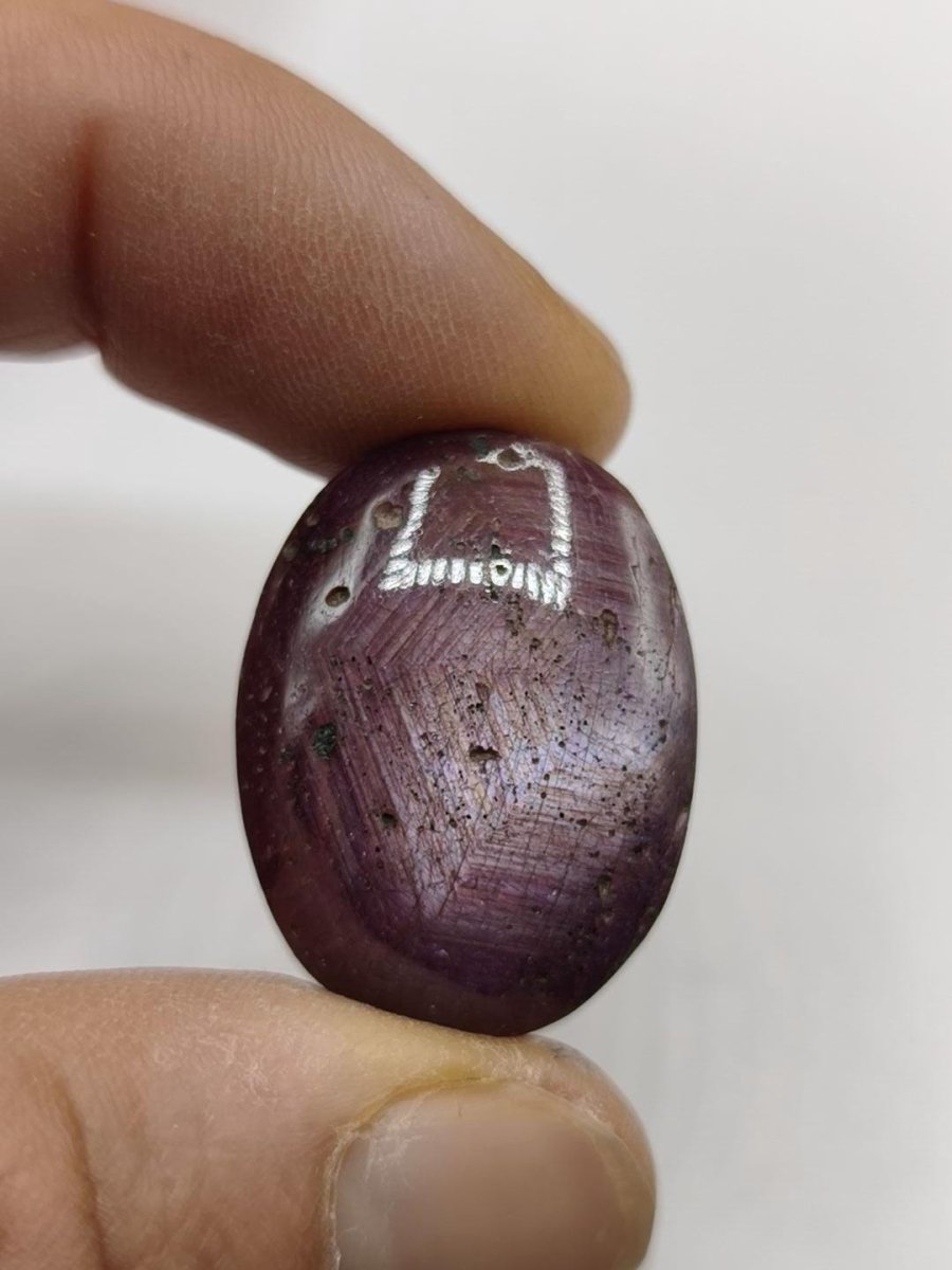 Rubin Cabochon Tansania 78ct | Violettroter Edelstein mit seidigem Schimmer Unikat Cabochon dick, Handschmeichler Natürlicher rosa Kristall - Art of Nature Berlin
