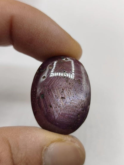Rubin Cabochon Tansania 78ct | Violettroter Edelstein mit seidigem Schimmer Unikat Cabochon dick, Handschmeichler Natürlicher rosa Kristall - Art of Nature Berlin