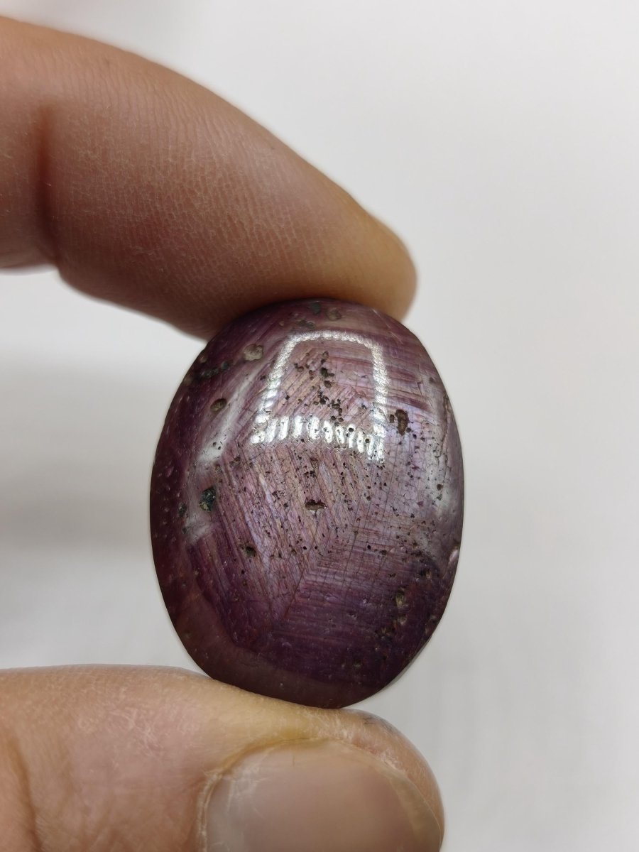 Rubin Cabochon Tansania 78ct | Violettroter Edelstein mit seidigem Schimmer Unikat Cabochon dick, Handschmeichler Natürlicher rosa Kristall - Art of Nature Berlin