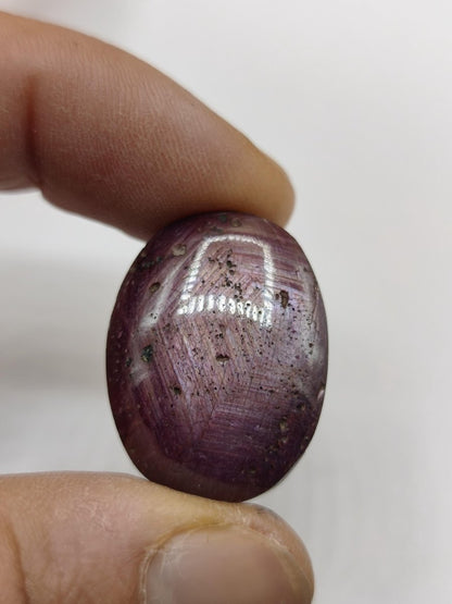 Rubin Cabochon Tansania 78ct | Violettroter Edelstein mit seidigem Schimmer Unikat Cabochon dick, Handschmeichler Natürlicher rosa Kristall - Art of Nature Berlin